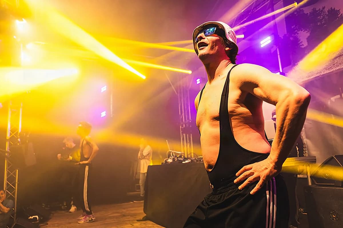 Live-Act unter bunten Bühnenlichtern